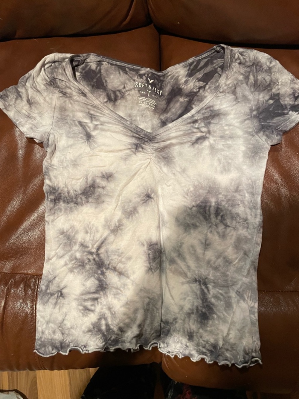 American Eagle Outfitters Gray & White Tie-Dye V-Neck Crop Top